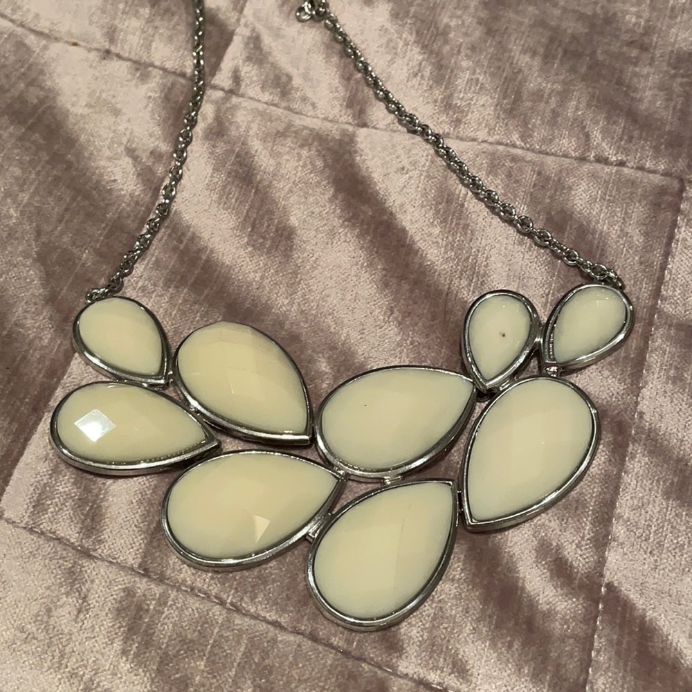 Leaf Design Cluster Statement Necklace 16-18” Floral Bib